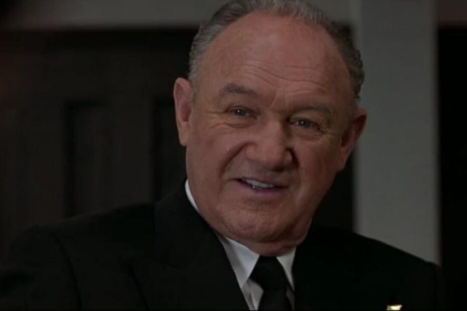 "Behind Enemy Lines" é um filme de guerra lançado em 30 de novembro de 2001, dirigido por John Moore e estrelado por Gene Hackman e Owen Wilson. Apesar de ter ganhado certa notoriedade, a obra é frequentemente ofuscada por outros sucessos da época, como "As Aventuras de Paddington". Este filme é, na verdade, uma reimaginação não autorizada do incidente envolvendo o piloto Scott O'Grady, um evento que fez muito barulho no cenário militar da década de 90. A Verdade por trás de Behind Enemy Lines com Gene Hackman