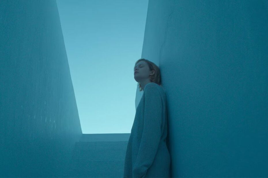 "Satisfaction", um filme dirigido por Alex Burunova, teve sua estreia mundial no Festival de Cinema South by Southwest (SXSW) em 2025. A trama envolve dois músicos, Lola e Philip, que se isolaram na linda ilha de Antiparos, na Grécia, para gravar um álbum. No entanto, o que deveria ser um tempo produtivo se torna um campo de batalha emocional. A relação deles é marcada pelo silêncio e pela distância, criando um ambiente de intensa tensão. Amor, Silêncio e Conflito: A Luta Criativa em Satisfaction