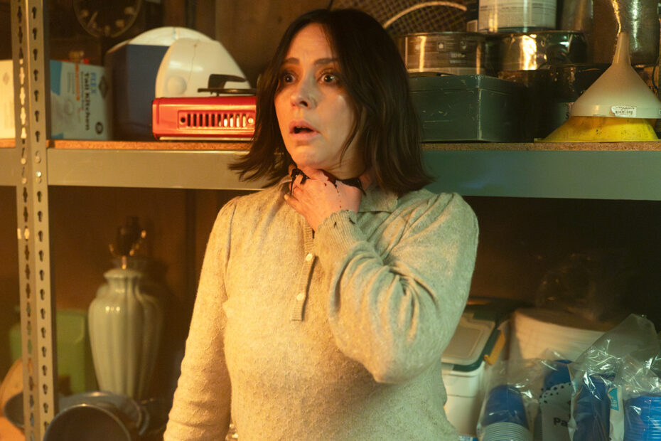 Na série "9-1-1", envolvendo a personagem Maddie Han, interpretada por Jennifer Love Hewitt, novos desafios estão à espreita. Após um incidente traumático em que foi sequestrada, Maddie se prepara para retornar ao trabalho como despachante. Esse retorno não será fácil, especialmente devido à cicatriz visível em seu pescoço, resultado do ataque. As Feridas Psicológicas de Maddie Ainda Precisam de Cura