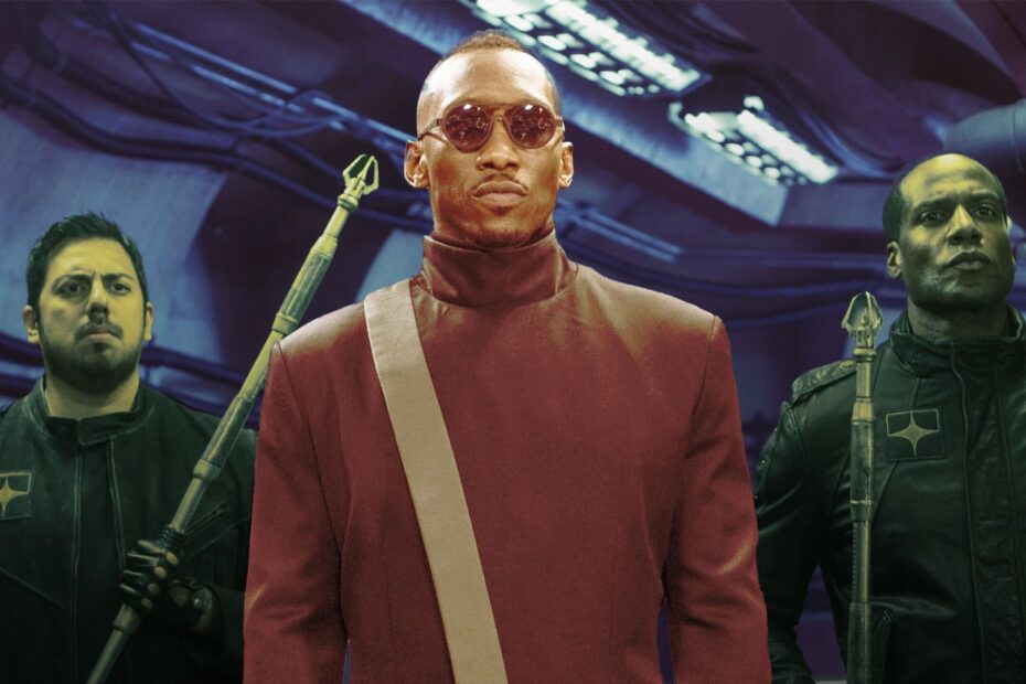 O filme "Blade" tem enfrentado uma série de atrasos e problemas de produção, levando a frustrações entre os fãs. Anunciado pela primeira vez na Comic-Con de 2019, o projeto já passou por diversas datas de lançamento, tendo sido recentemente adiado para 7 de novembro de 2025. O atraso, que já se arrasta há quase seis anos desde o anúncio inicial, gera comparações com o tempo que levou desde que Robert Downey Jr. foi escalado como Iron Man até a estreia de "Os Vingadores". Desafios e atrasos na produção do filme Blade da Marvel