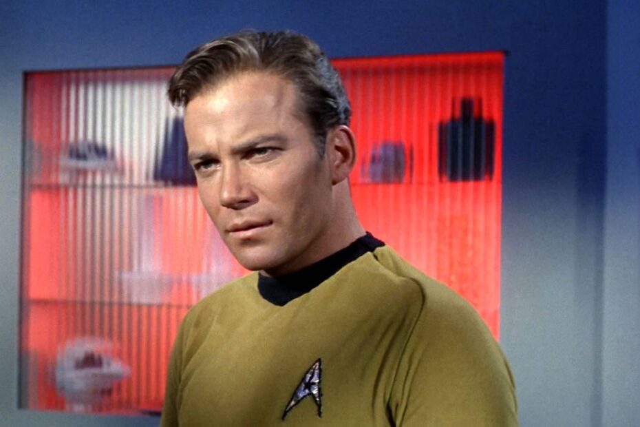 William Shatner, a lenda de Star Trek, recebeu uma onda de carinho dos fãs ao completar 94 anos no dia 22 de março de 2025. Ele compartilhou uma mensagem especial no Instagram, agradecendo a todos que tornaram sua vida tão especial. O ator é conhecido por dar vida ao icônico Capitão James T. Kirk na série Star Trek: The Original Series, que deixou uma marca indelével na cultura pop, mesmo após seu término. Fãs de Star Trek comemoram 94 anos de William Shatner