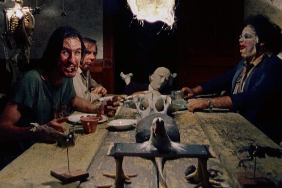 Recentemente, surgiram rumores sobre um novo filme da franquia "Texas Chainsaw Massacre", e o diretor JT Mollner, conhecido pelo sucesso "Strange Darling", se pronunciou sobre essas especulações. Com o interesse de Glen Powell em participar do projeto, a expectativa aumentou. No entanto, Mollner, ao comentar sobre o assunto, fez uma postagem simples nas redes sociais: "Não acredite em tudo que você lê". JT Mollner comenta rumores sobre novo filme de Massacre da Serra Elétrica