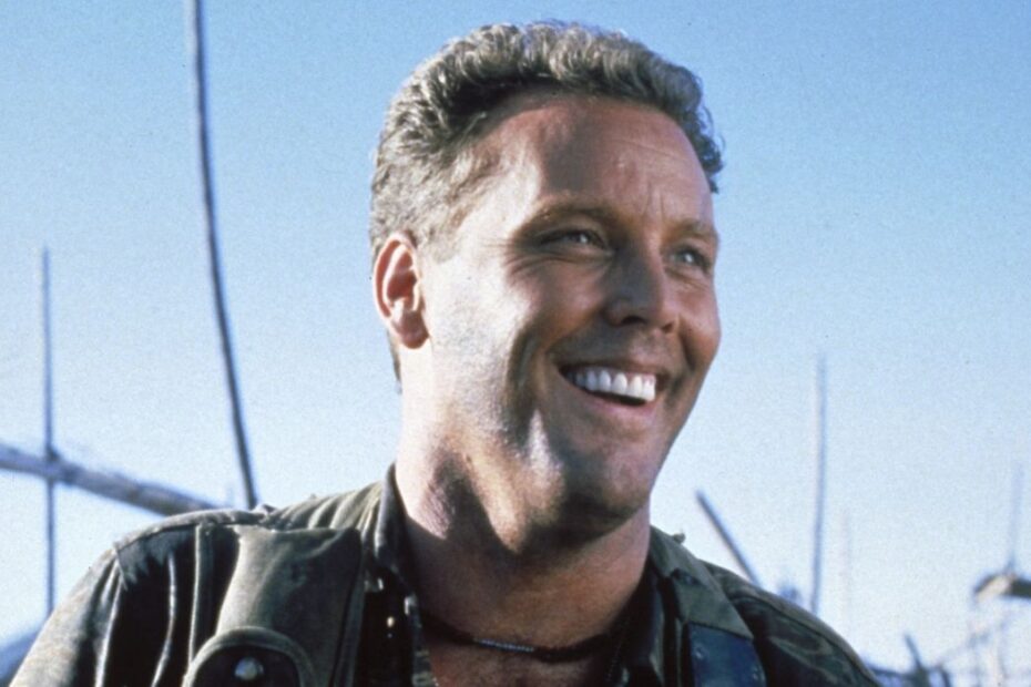 Wings Hauser foi um ator carismático que teve uma carreira repleta de altos e baixos, transitando por diversos estilos de filmes, de produções de baixo orçamento a grandes obras. Ele se destacou por sua versatilidade, interpretando heróis destemidos, policiais quebrados e vilões emblemáticos. Estreou em Hollywood com uma história pessoal tocante, chegando como pai solteiro e, ao longo de sua trajetória, conseguiu deixar um legado marcante. Hauser faleceu em 20 de março de 2025, mas suas performances continuam a ser lembradas. Conheça agora os 10 melhores filmes de sua carreira. Legado e Carreira de Wings Hauser no Cinema Brasileiro