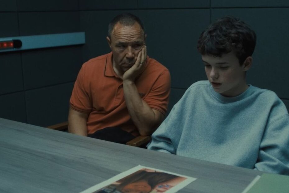 O Netflix lançou recentemente uma gravação de audição de Owen Cooper, um dos destaques da série "Adolescence", que conquistou milhões de espectadores com sua narrativa impactante sobre o crime com facas, a masculinidade tóxica e a normalização da violência contra as mulheres. Owen, que interpreta Jamie Miller, um adolescente acusado de assassinar uma colega de classe, brilha em sua performance, especialmente no terceiro episódio. Owen Cooper brilha em sua emocionante audição para Adolescence