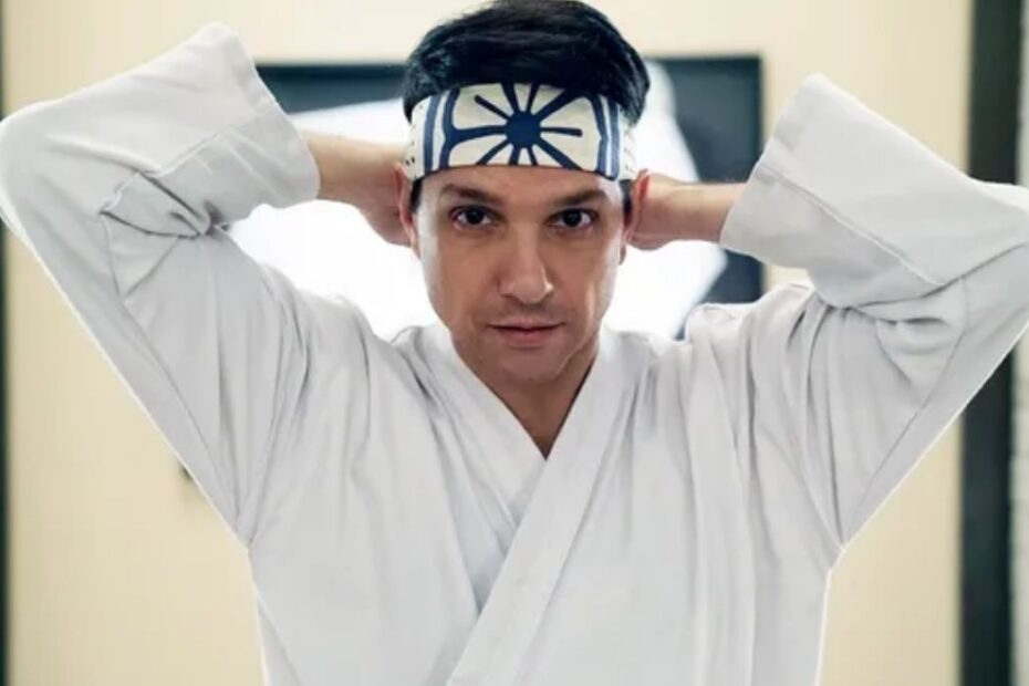 Ralph Macchio, famoso por seu papel como Daniel LaRusso em "Karate Kid", levantou a possibilidade de um reboot do clássico filme de comédia dos anos 90, "My Cousin Vinny". O filme original, lançado em 13 de março de 1992, é amplamente lembrado e amado, especialmente por seu humor e pela atuação marcante de Joe Pesci e Marisa Tomei, que ganhou um Oscar de Melhor Atriz Coadjuvante por seu papel. Possível sequência de My Cousin Vinny com Ralph Macchio e Joe Pesci