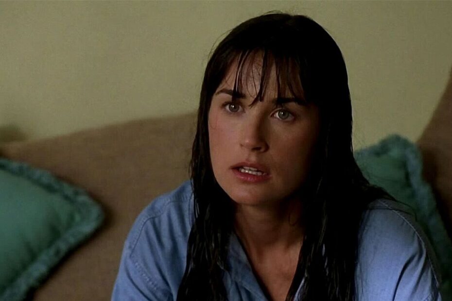 Demi Moore tem desfrutado de um ressurgimento inesperado com seu filme "Striptease", de 1996, que agora está se destacando nas paradas de streaming global da plataforma Max. Originalmente, esse filme foi considerado um fracasso de bilheteira nos Estados Unidos, arrecadando apenas 33,1 milhões de dólares após um orçamento de 50 milhões, mas em nível internacional, encontrou um maior sucesso, acumulando 80,2 milhões de dólares e totalizando 113,3 milhões globalmente. Ressurgimento de Striptease: Demi Moore e sua nova fase no streaming