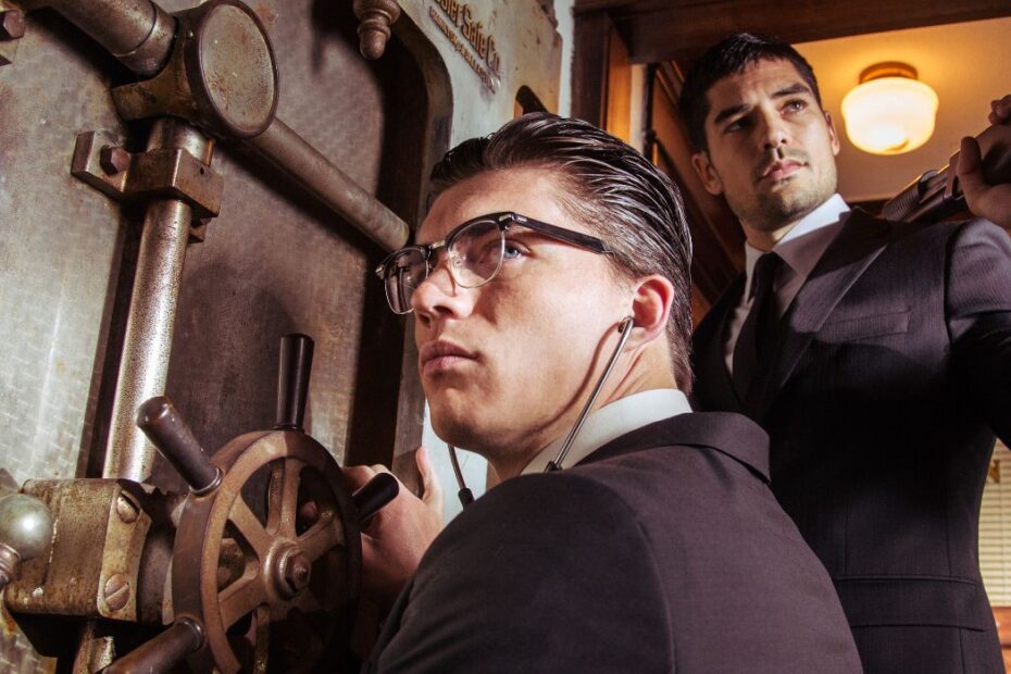 No South by Southwest (SXSW), ocorreu uma reunião especial dos atores D.J. Cotrona e Zane Holtz, que interpretaram os irmãos Gecko na série "From Dusk Till Dawn". O evento foi uma oportunidade para relembrar os momentos marcantes da série que foi ao ar de 2014 a 2016, sob a direção de Robert Rodriguez, que também adaptou a história do filme famoso de 1996. Retorno dos Irmãos Gecko: Memórias de "From Dusk Till Dawn"
