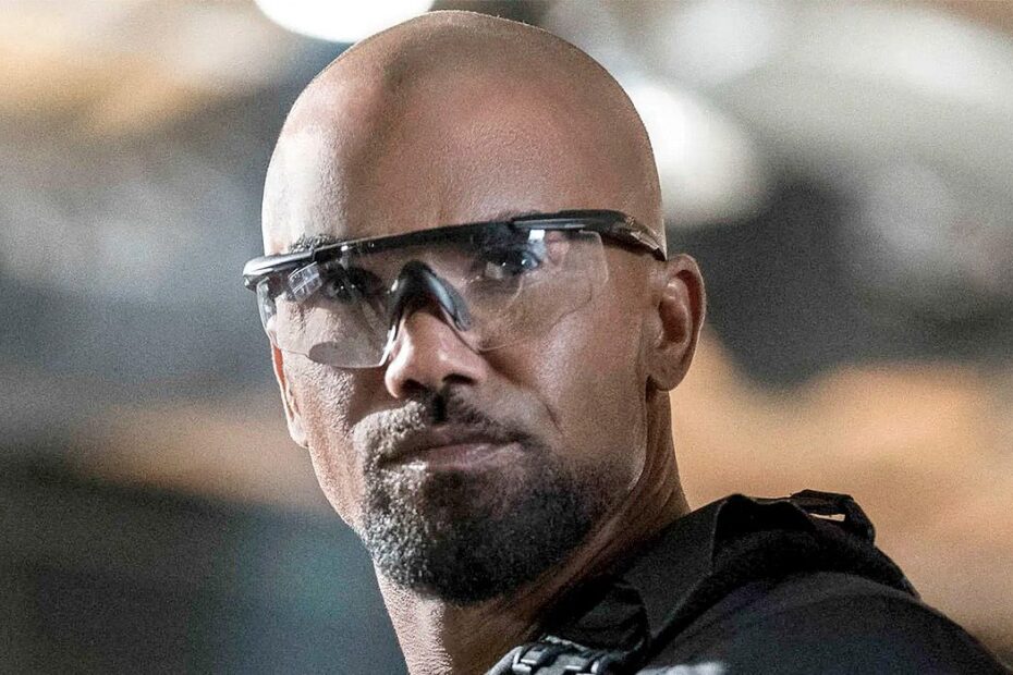 A série "S.W.A.T.", protagonizada por Shemar Moore como o sargento Daniel 'Hondo' Harrelson, enfrentou sua terceira cancelamento pelo canal CBS. A série estreou em 2 de novembro de 2017, sendo uma adaptação do programa original de 1975 e do filme de 2003. Apesar de sua popularidade, CBS decidiu cancelar a série após a sexta temporada, mas reverteu a decisão logo depois, renovando-a para uma sétima temporada de 13 episódios. "S.W.A.T. em busca de novo lar após cancelamento da CBS"