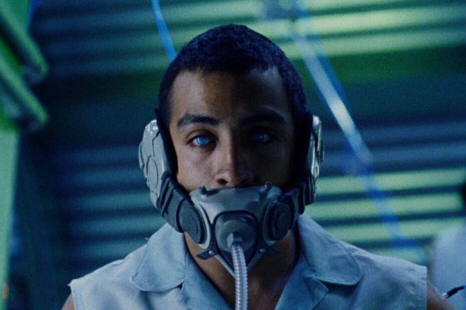O gênero cyberpunk, conhecido por suas representações de futuros distópicos repletos de tecnologia avançada, mas com uma qualidade de vida precária, traz à tona temas como controle corporativo, transhumanismo e resistência a sistemas opressores. Apesar da popularidade de filmes como "Blade Runner" e "RoboCop", existem obras que não receberam a atenção merecida. Aqui estão sete filmes subestimados do gênero que valem a pena assistir: Sete joias subestimadas do cyberpunk que você precisa ver