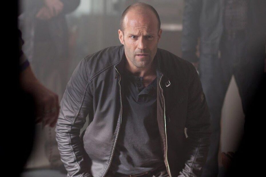 Um dos filmes mais icônicos de Jason Statham, "Safe", está de volta a tendência de filmes que podem ser assistidos gratuitamente e, sem dúvida, vai te conquistar. Statham, um dos astros de ação mais reconhecidos, frequentemente aparece nas listas de filmes populares para streaming, mesmo com algumas de suas obras recebendo críticas negativas. Statham brilha em streaming com o sucesso de Safe no Freevee