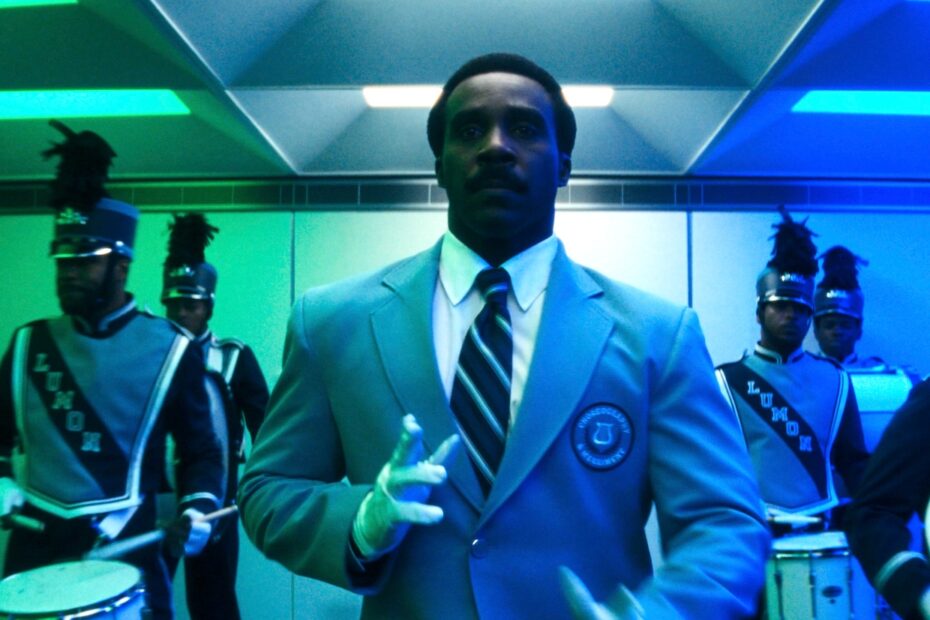 No último sábado, Tramell Tillman, conhecido por seu papel como Mr. Milchick em "Severance", fez uma entrada triunfal ao lado da banda de marcha da Universidade do Sul da Califórnia (USC) durante a apresentação do PaleyFest no Dolby Theatre, em Hollywood. O ator, que recentemente participou do episódio final da segunda temporada da série, não apenas canalizou sua personagem, mas também demonstrou suas habilidades em "coreografia e alegria". "Um Grande Desfile: O Show Imperfeito de Severance em PaleyFest"