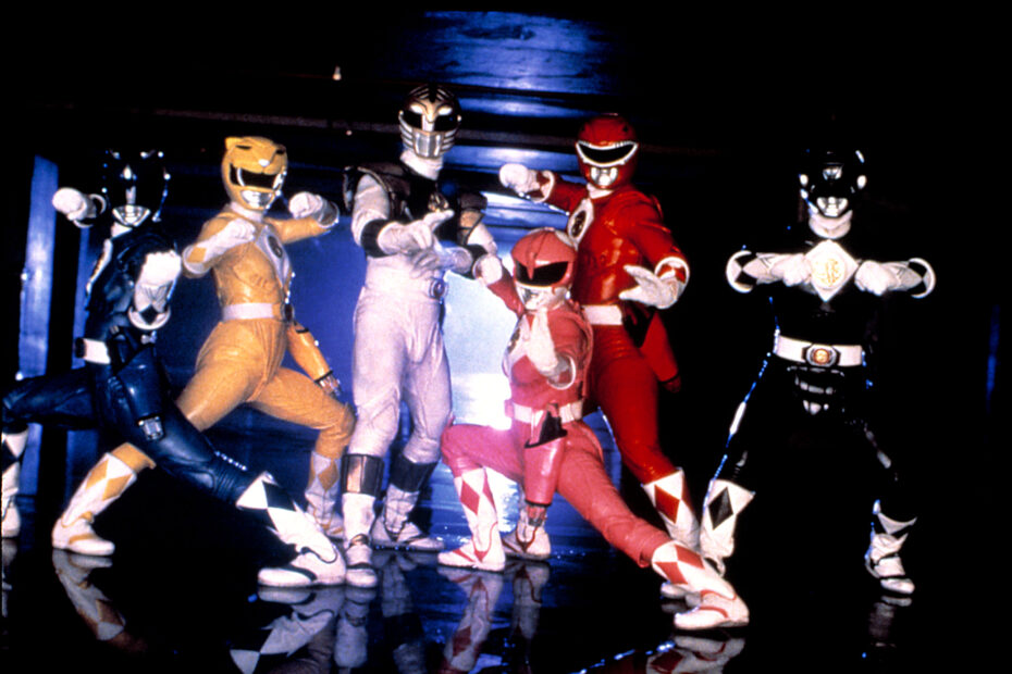 O roteirista principal de "Mighty Morphin Power Rangers", Tony Oliver, expressou seu arrependimento a respeito da escolha dos atores que interpretaram os Ranger Negros e Amarelos, considerando-a racialmente insensível. Durante uma participação no episódio da série "Hollywood Demons", intitulado "Dark Side of the Power Rangers", Oliver refletiu sobre a série, que estreou em 1993 na Fox Kids. A Lamentação do Criador: Erros de Casting Que Marcaram a História dos Power Rangers