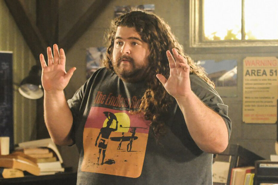 Jorge Garcia é um ator conhecido por seu papel como Jerry Ortega na série "Hawaii Five-0", que cativou o público com o personagem curioso e divertido que ele trazia à tela. Jerry debutou na série na quarta temporada e se tornou um personagem regular na quinta, logo conquistando seu próprio espaço na trama, ao ponto de ter um escritório e até um distintivo. Porém, na primeira doze da décima temporada, ele decidiu deixar a série de forma surpreendente e, afinal, o que motivou essa partida? A saída de Jerry Ortega em Hawaii Five-0 e suas razões