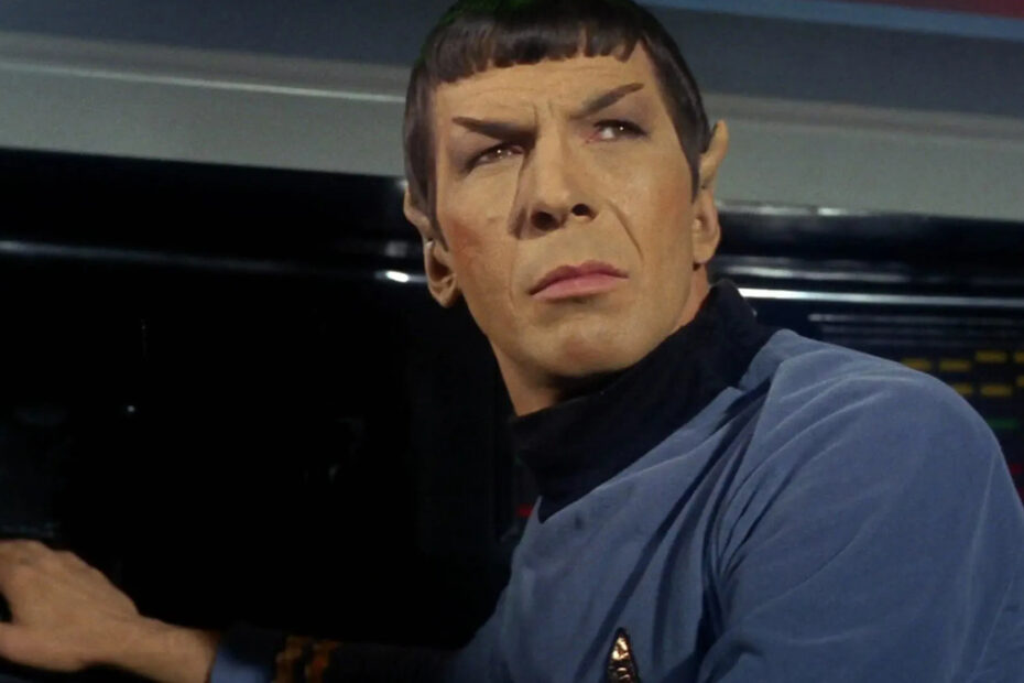 A famosa música tema da série "Star Trek", criada por Gene Roddenberry em 1966, tem uma história curiosa e até um pouco polêmica. Composta por Alexander Courage, que também trabalhou em trilhas sonoras de produções como "Show Boat" e "Gigi", essa canção se destacou como sua única composição principal. Courage se inspirou em uma antiga canção pop chamada "Beyond the Blue Horizon", mas ele conseguiu um resultado bem mais próximo do estilo operático típico dos anos 60. A Surpreendente Letra da Músicas de Star Trek