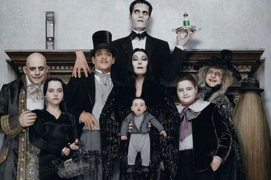 A Família Addams é uma das comédias góticas mais icônicas da cultura pop, celebrada especialmente durante a temporada de Halloween. Com sua mistura de humor e misticismo, a história da família peculiar tem sido adaptada ao longo das décadas, trazendo novas interpretações para plateias contemporâneas. A mais recente adaptação é a série "Wednesday", da Netflix, que não apenas apresenta uma narrativa moderna sobre discriminação e colonialismo, mas também é visualmente impressionante. Apesar da natureza sobrenatural dos Addams, a origem dessa família peculiar se baseia em uma verdadeira história que remete a um casal de Nova Jersey. A Verdadeira História por Trás da Família Addams