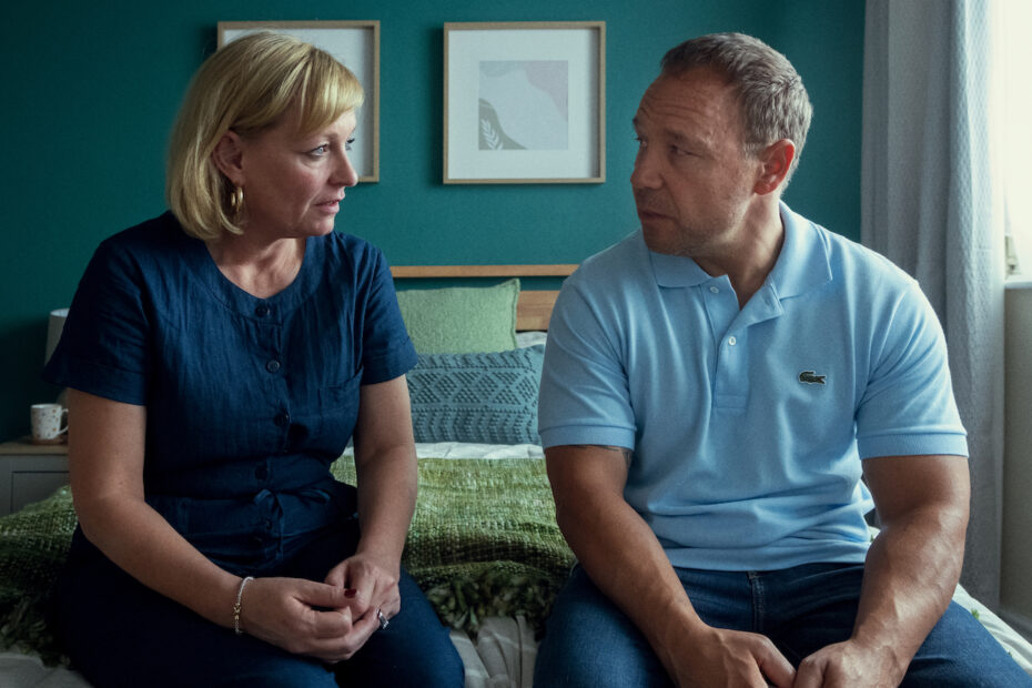 As conversas sobre uma segunda temporada de "Adolescência" estão a todo vapor, especialmente após a série alcançar a impressionante marca de 114 milhões de visualizações na Netflix, posicionando-se como a quarta mais popular na plataforma. Esse resultado a colocou à frente de grandes sucessos, como as temporadas 1 e 3 de "Bridgerton" e "A Gambito da Rainha", apenas atrás de "Dahmer", "Stranger Things" e "Wednesday". Adolescência conquista público e negociações para nova temporada