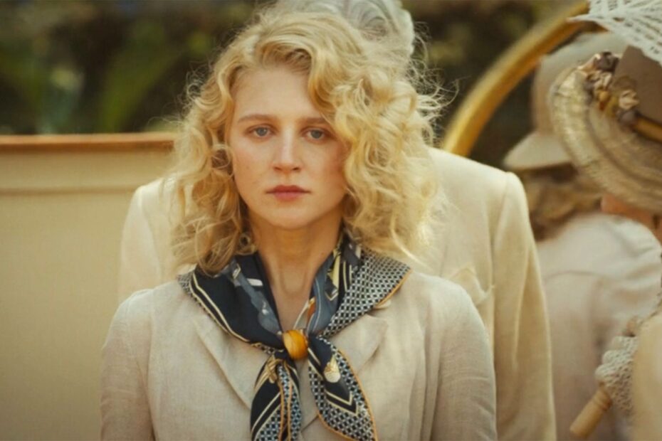 A série "1923", que faz parte do universo de "Yellowstone", tem gerado muita discussão sobre o futuro de seus personagens, especialmente Alexandra, interpretada por Julia Schlaepfer. Na emocionante temporada 2, a trama abordou a jornada de amor entre Spencer Dutton e Alex, que terminou de forma trágica com a morte de Alex após o nascimento de seu filho, John. Amor além da morte: O retorno de Alex em 1944?