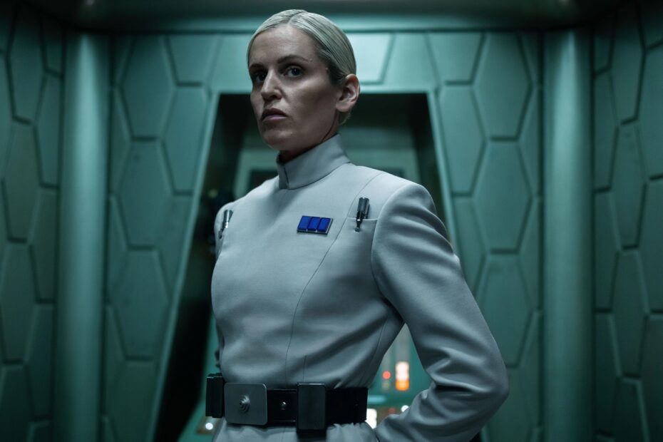 A série "Andor" está prestes a dar um passo intrigante na sua segunda temporada, especialmente com a relação entre os personagens Dedra Meero e Syril Karn, interpretados por Denise Gough e Kyle Soller, respectivamente. Em uma entrevista recente, Gough compartilhou alguns detalhes sobre essa dinâmica complexa que se desenvolve entre os dois oficiais imperiais. Amor e Dever: A Complexa Relação de Dedra e Syril em Andor