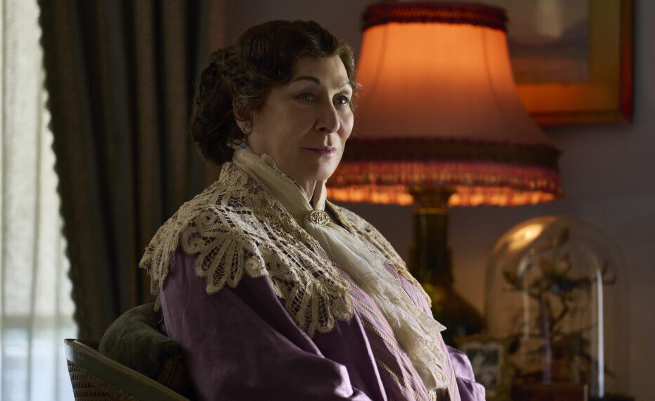 **“Towards Zero”: Anjelica Huston fala sobre seu papel como Lady Tressilian** Anjelica Huston e seu papel entre mistério e humor macabro