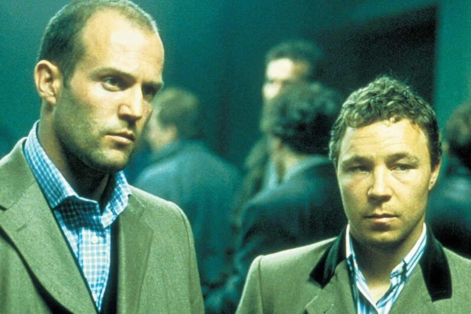 "Snatch", lançado em 19 de janeiro de 2001, é uma comédia criminal dirigida por Guy Ritchie que se destaca no gênero por sua narrativa envolvente e personagens memoráveis. O filme segue uma série de desventuras de uma gangue de mafiosos excêntricos após um elaborado roubo de diamantes. Entre os protagonistas, Jason Statham interpreta Turkish, um promotor de boxe que também administra um negócio de máquinas caça-níqueis. Stephen Graham assume o papel de Tommy, seu melhor amigo, que frequentemente se vê envolvido nos planos de Turkish. Antes de brilhar, Statham e Graham foram gângsteres no cinema