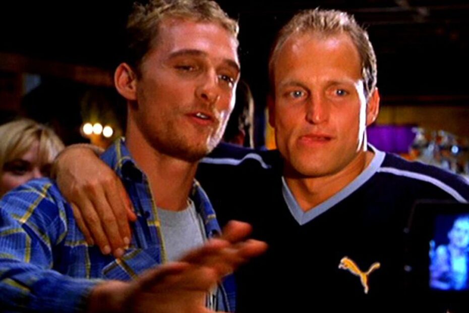 "EDtv", lançado em 26 de março de 1999, é uma comédia satírica dirigida por Ron Howard, que possui um elenco impressionante com estrelas como Matthew McConaughey, Woody Harrelson e Jenna Elfman. O filme apresenta um conceito intrigante: a vida de um homem sendo exibida em tempo real na televisão, mas com a diferença de que o protagonista, Ed Pekurny (interpretado por McConaughey), consente em ser filmado continuamente. Antes de ‘True Detective’, McConaughey e Harrelson brilharam juntos