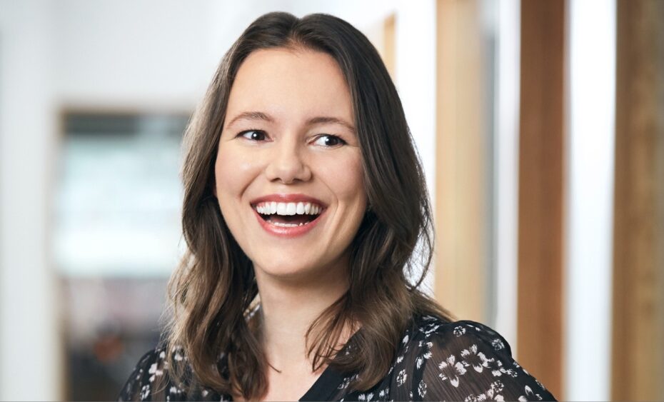 A produtora Fabel Entertainment, conhecida pela série "Bosch", anunciou a promoção de Jasmine Russ ao cargo de vice-presidente sênior de desenvolvimento. Essa mudança ocorre após a saída de Melissa Aouate, que foi para a Blumhouse Television como presidente. Jasmine Russ, que é australiana, está na Fabel desde 2018 e se mudou para os Estados Unidos em 2014. Ascensão e Mudança: Fabel Entertainment Impulsiona Nova Liderança Após Saída de Destaque para Blumhouse