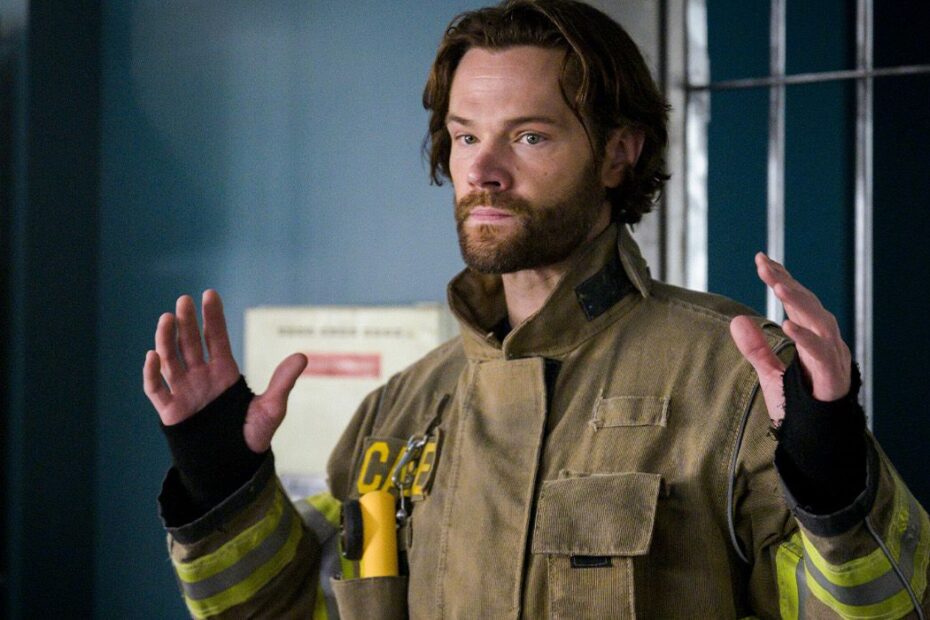 Jared Padalecki, conhecido por seu papel em "Fire Country", está passando por uma fase interessante na carreira. Ele foi escalado como Camden, um personagem que pode abrir caminhos para um possível spin-off intitulado "Fire Country: Surfside". Quando Padalecki assinou um novo contrato com a CBS, as expectativas cresceram, mas, até o momento, não houve atualizações sobre o desenvolvimento do projeto. Atualizações esperadas da série derivada de Fire Country de Jared Padalecki