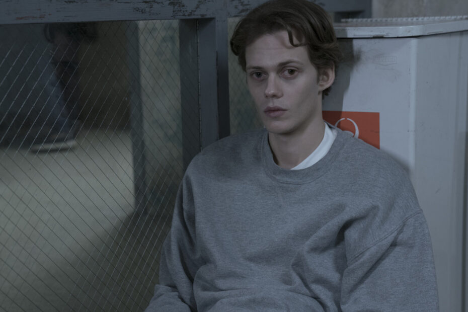 Bill Skarsgård, conhecido por seu papel icônico como Pennywise nos filmes "It", também deixou sua marca em outra adaptação do trabalho de Stephen King: a série "Castle Rock". Lançada em 2018 pela Hulu, essa série explora a rica conexão entre vários personagens e histórias criados pelo autor. Bill Skarsgard Brilha em Outra Adaptação de Stephen King