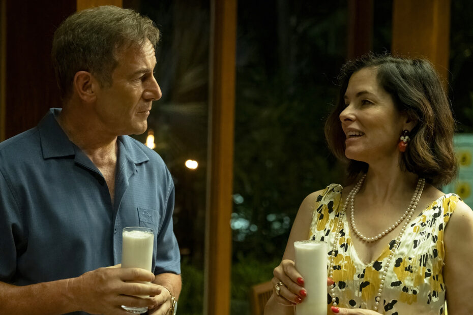 No final da terceira temporada de "The White Lotus", um detalhe peculiar chamou atenção: o uso de um liquidificador da marca Bosch em cenas críticas da narrativa. A Bosch, empresa de eletrodomésticos, reagiu ao episódio, afirmando que o aparelho não foi fornecido ou colocado pela empresa durante a filmagem. Um representante da BSH, divisão de eletrodomésticos do Grupo Bosch, comentou, "Estamos muito gratos pela criatividade e grande popularidade do programa nos Estados Unidos, mas esclarecemos que o produto Bosch mostrado não foi fornecido pela empresa. Entretanto, confirmamos que a equipe de produção comprou o produto por conta própria enquanto filmava fora do país." Bosch comenta uso de seu liquidificador em drinks envenenados