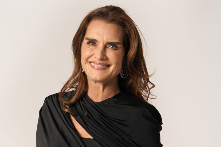 Brooke Shields protagoniza uma nova série de drama criminal da Acorn TV, intitulada "Allie and Andi". A produção, que tem estreia marcada para 27 de novembro de 2023, traz uma narrativa envolvente sobre o que acontece quando uma mulher é sequestrada por um criminoso com um passado misterioso. A série promete misturar tensão e profundidade emocional, permitindo que os espectadores se conectem com os personagens de maneira única. Brooke Shields brilha em nova série policial no Acorn TV