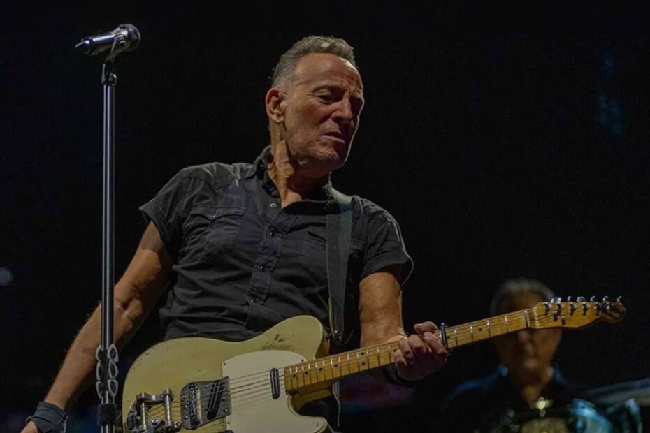 Bruce Springsteen, a lenda da música americana, está prestes a lançar um novo box set intitulado "Tracks II: The Lost Albums". Previsto para ser lançado no dia 27 de junho, este projeto é especialmente significativo, pois reúne sete álbuns que nunca foram finalizados e que foram trabalhados por Springsteen ao longo de 35 anos, de 1983 a 2018. Bruce Springsteen Revela álbuns inéditos em Tracks II