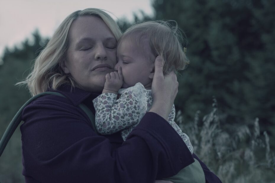 Na segunda temporada da série "The Handmaid's Tale", o episódio intitulado "Exílio" traz à tona temas de resistência e a busca por liberdade em um contexto opressivo. A trama se desenrola com foco em várias personagens que enfrentam os desafios impostos pelo regime totalitário de Gilead. Caminhos Divergentes: A Luta de June e o Dilema de Nick
