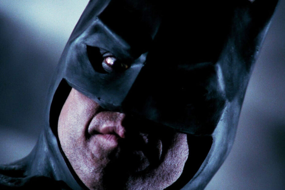 O que você acharia de revisitar o clássico "Batman", lançado em 1989 por Tim Burton? Este filme não apenas marcou a volta do Homem-Morcego à cultura pop, mas também redefiniu a forma como os filmes de super-heróis eram feitos e promovidos. Michael Keaton, com seu icônico papel como Batman, conseguiu criar um impacto que perdura até hoje, influenciando outras produções, incluindo o recente filme "The Flash", de 2022. Cenas Cortadas de Batman 1989 Reveladas em Quadrinhos Adaptados