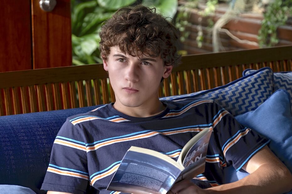 A temporada final de "The White Lotus" trouxe diversos momentos surpreendentes, e um deles quase foi compartilhado com o público. De acordo com o criador da série, Mike White, uma cena em que Piper se envolve sexualmente com Zion, o filho de Belinda, estava originalmente prevista para a narrativa. Cenas quentes do final de The White Lotus foram cortadas