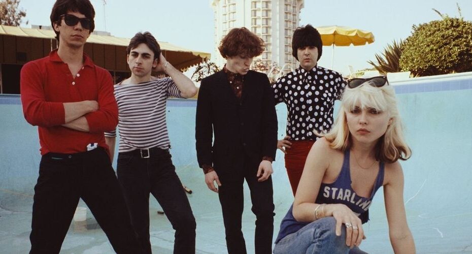 O mundo da música perdeu um grande artista com o falecimento de Clem Burke, renomado baterista da banda Blondie, que ocorreu após uma batalha contra o câncer, aos 70 anos. Nascido em 1954, em Nova Jersey, Clem foi influenciado pela música desde cedo, aprendendo a tocar bateria com seu pai, que também era músico. Em sua juventude, participou de bandas escolares e começou a se destacar no cenário musical ao se mudar para Nova York na década de 1970. Clem Burke um Legado Fundamental na Música e na Cultura Rock
