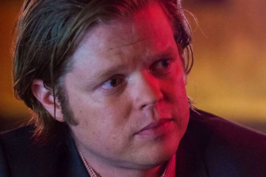 Em "Daredevil: Born Again", a atriz Ayelet Zurer, que interpreta Vanessa Fisk, trouxe à tona revelações impactantes sobre a morte de Foggy Nelson, durante a oitava episódio intitulado "Isle of Joy". Nesse episódio, Matt Murdock, vivido por Charlie Cox, descobre que Vanessa foi a responsável por encomendar o assassinato de Foggy, interpretado por Elden Henson, que é morto na cena de abertura do episódio pelas mãos de Bullseye, personagem de Wilson Bethel. Consequências Sombras: O Verdadeiro Destino de Foggy Nelson