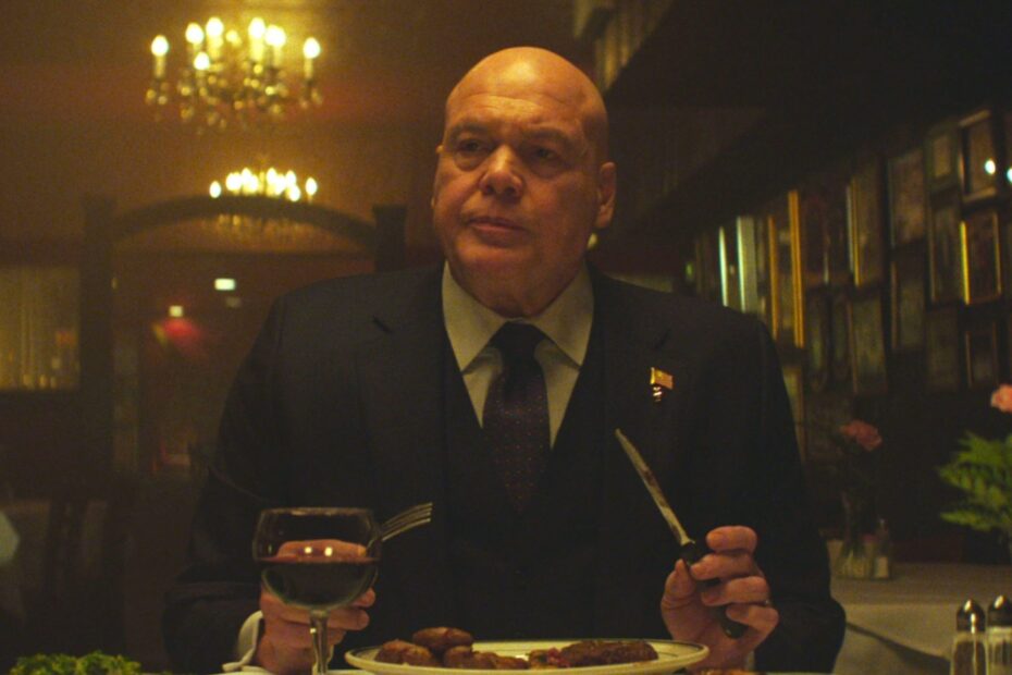 "Daredevil: Born Again" traz à tona a figura icônica de Wilson "Kingpin" Fisk, interpretado por Vincent D'Onofrio, que já havia se destacado como um dos vilões mais temíveis do universo Marvel em sua versão anterior na série "Daredevil". Fisk se apresenta como um personagem reservado e complexo, cujas sutilezas emocionais contrastam com sua natureza violenta. Daredevil: Nova Cena Que Supera o Impacto de Kingpin
