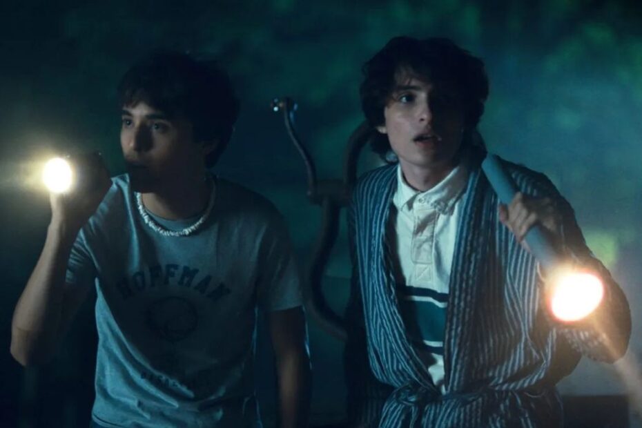 Finn Wolfhard, conhecido por seu papel como Mike na série "Stranger Things", deu um grande passo em sua carreira ao estrear como diretor em "Hell of a Summer". Este filme de comédia e horror, ambientado em um acampamento de verão à beira de um assassinato, foi exibido pela primeira vez no Festival Internacional de Cinema de Toronto em 2023 e chegou ao público em geral no dia 4 de abril. De Ator a Diretor: Finn Wolfhard e o Terror de Hell of a Summer