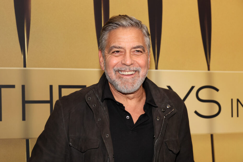 George Clooney se manifestou recentemente em relação à candidatura de Joe Biden para as eleições de 2024. Em um op-ed publicado no New York Times, Clooney expressou que acreditava ser seu "dever cívico" pedir que Biden se retirasse da corrida. Durante uma entrevista, o ator explicou que sua crítica se deve ao reconhecimento de que o presidente não estava conseguindo engajar adequadamente o eleitorado, especialmente em face da sua idade e da percepção de um declínio em sua atuação. George Clooney Aponta Wes Moore Como Promessa do Partido e Defende Opinião Sobre Biden Como Dever Cívico