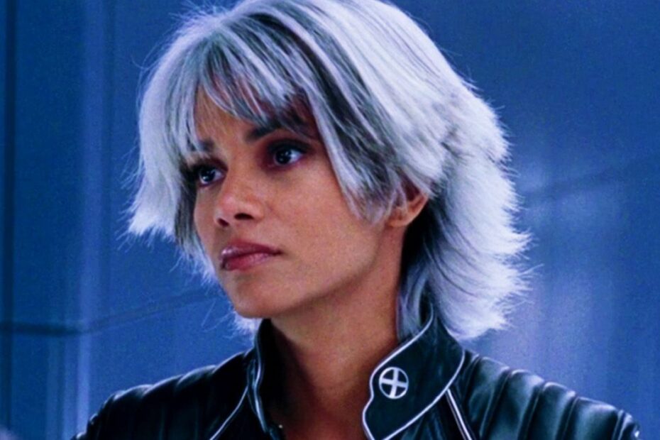 Halle Berry, conhecida por seu papel como Tempestade na franquia X-Men, acaba de desmentir rumores sobre seu retorno em "Avengers: Doomsday", filme que está programado para estrear em 1 de maio de 2026. A atriz confirmou que não será parte do elenco, o que surpreendeu muitos fãs da Marvel. A ansiedade estava alta, especialmente após o anúncio de que muitos atores da franquia X-Men estariam voltando para o novo filme. Halle Berry nega retorno como Tempestade em Avengers: Doomsday