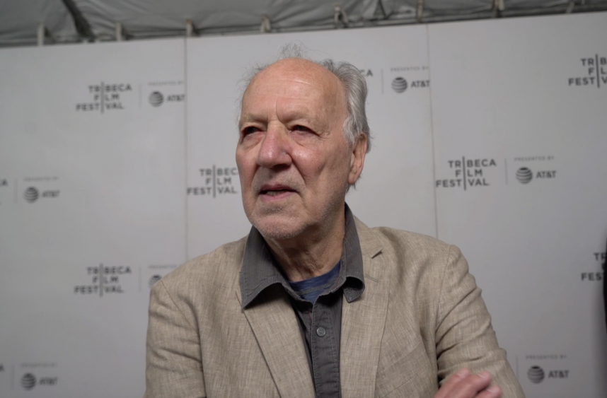 O cineasta alemão Werner Herzog será homenageado com o Leão de Ouro por sua carreira, durante a 82ª edição do Festival de Cinema de Veneza, que ocorre de 27 de agosto a 6 de setembro de 2025. Ao receber o prêmio, Herzog expressou seu sentimento de honra e disse: "Sinto-me profundamente honrado em receber o Leão de Ouro Honorário por Contribuição a Toda a Carreira do Bienal de Veneza. Sempre tentei ser um bom soldado do cinema, e isso se sente como uma medalha pelo meu trabalho. Obrigado." Herzog: O Gênio do Cinema que Brilha com o Leão de Ouro em Veneza