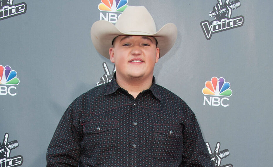 Jake Worthington, que participou da sexta temporada de "The Voice", tem se dedicado à música country desde que foi vice-campeão do programa em 2014. Depois de não ser selecionado em sua primeira audição na quinta temporada, ele retornou um ano depois e se destacou ao fazer parte da equipe de Blake Shelton. Embora Josh Kaufman, da equipe Usher, tenha vencido a temporada, a participação de Worthington lhe proporcionou um impulso significativo na carreira. Jake Worthington: O que faz o finalista de The Voice hoje?