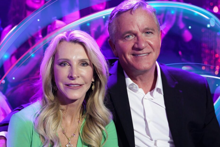 Joan Vassos e Chock Chapple, protagonistas de "The Golden Bachelorette", mostraram que o amor é mais sobre prioridades do que sobre pressa ao decidirem adiar seus planos de casamento. Desde que ficaram noivos, a principal preocupação do casal tem sido unir suas famílias. Chock é pai de dois filhos de seu primeiro casamento, enquanto Joan e seu falecido marido tiveram quatro filhos. Com Joan morando em Maryland e Chock em Kansas, a relação à distância trouxe desafios, mas também oportunidades de fortalecer os laços familiares. Joan e Chock priorizam família e adiam planos de casamento
