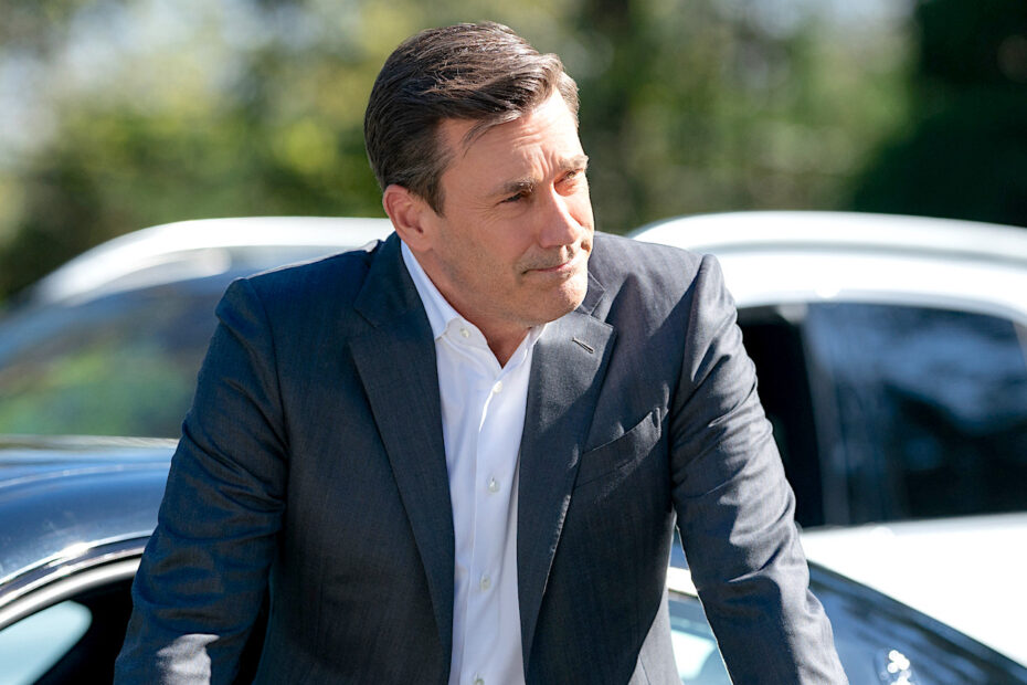 "Your Friends & Neighbors", a nova série da Apple TV+, tem Jon Hamm no papel de Andrew "Coop" Cooper, um executivo de sucesso que enfrenta uma crise de identidade após ser demitido. A trama, que se desenrola em um cenário de opulência, retrata Coop se envolvido em pequenos crimes, como roubar itens caros de seus amigos, convencido de que eles não sentirão falta do que estão perdendo. Jon Hamm e o desafio de se libertar de Don Draper
