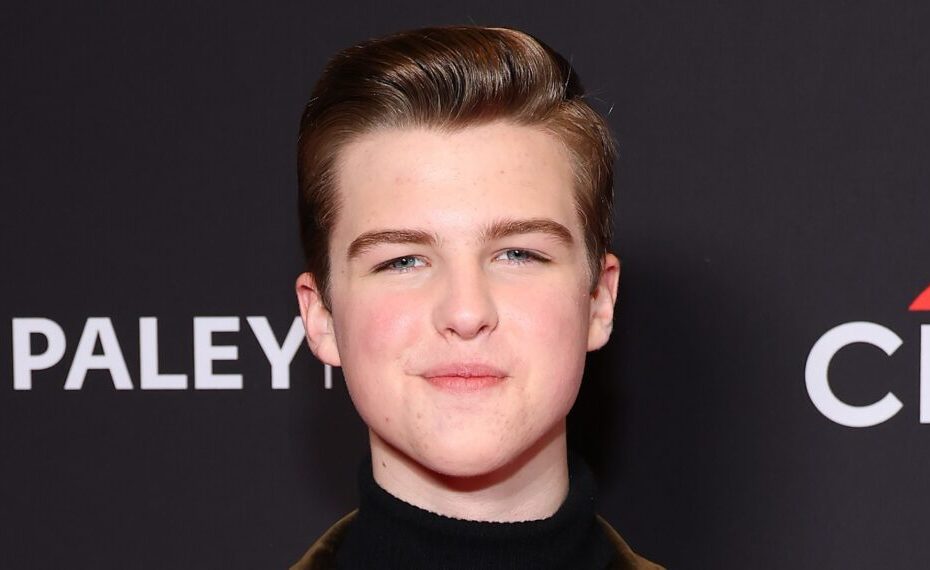 Iain Armitage, o jovem ator conhecido por seu papel em "Young Sheldon", está passando por um momento difícil após a morte de seu avô, Richard L. Armitage, a quem ele descreveu como seu "herói". Em uma publicação emocional no Instagram, Armitage compartilhou a triste notícia com seus seguidores no dia 15 de abril de 2025. Luto na Família de Iain Armitage, o Pequeno Sheldon