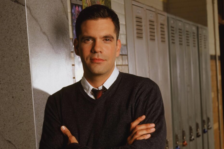 Nicky Katt, conhecido por seus papéis em "Boston Public" e "Dazed and Confused", faleceu aos 54 anos. A notícia de sua morte foi confirmada por seu advogado, John Sloss, mas a causa ainda não foi divulgada. Luto no Cinema: Nicky Katt nos Deixa aos 54 Anos
