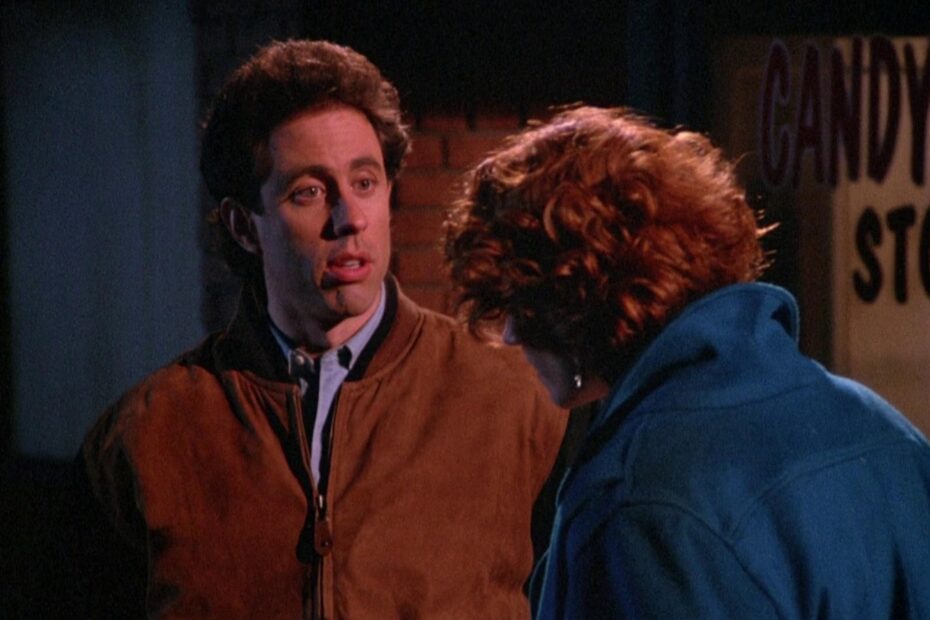 Seinfeld é uma das sitcoms mais icônicas de todos os tempos e, ao longo de suas nove temporadas, entregou aos fãs 180 episódios repletos de humor ácido e personagens memoráveis. A série estreou no dia 5 de julho de 1989 e seu último episódio foi exibido em 14 de maio de 1998. Durante esse período, Seinfeld se destacou por desafiar as convenções dos sitcoms tradicionais da época, que muitas vezes centravam-se em dilemas familiares ou na vida cotidiana. Em vez disso, a série, criada por Jerry Seinfeld e Larry David, focava no cotidiano de um grupo de amigos em Nova York, abordando suas interações muitas vezes egoístas e sem aprendizados profundos. Maratona Seinfeld: quanto tempo você precisa?