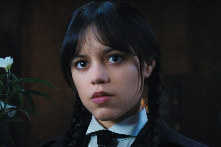 A série "Wednesday" da Netflix, que traz Jenna Ortega como a icônica personagem, está prestes a retornar para sua segunda temporada. Nela, os fãs podem esperar por muitas novidades no elenco e algumas mudanças significativas. O ator Percy Hynes White, que interpretou Xavier Thorpe na primeira temporada, não fará parte do novo ciclo devido a alegações de assédio sexual que surgiram em 2023. Mistérios Sombrio e Novos Personagens na Segunda Temporada de Wednesday