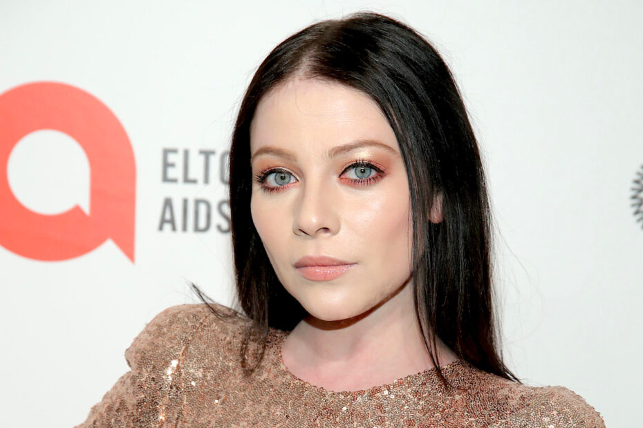 A causa da morte da atriz Michelle Trachtenberg foi divulgada e, de acordo com o exame médico, ela faleceu devido a complicações relacionadas ao diabetes mellitus, que é o termo científico para diabetes. O anúncio foi feito pela equipe do legista da cidade de Nova York e foi reportado por veículos de notícias. Tragicamente, Trachtenberg lidava com problemas de saúde antes de sua morte e havia se submetido a um transplante de fígado alguns meses antes. Morte de Michelle Trachtenberg: Causa confirmada por exame