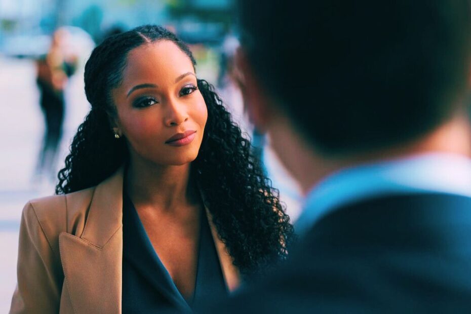 A quarta temporada de "The Lincoln Lawyer" está em produção, mas parece que um personagem querido pode não retornar. O drama jurídico da Netflix, que se tornou um sucesso entre os espectadores, está inspirado no trabalho do autor Michael Connelly, e a nova temporada vai adaptar o sexto livro da série, intitulado "The Law of Innocence". Mudanças à vista: Andrea pode deixar "The Lincoln Lawyer"